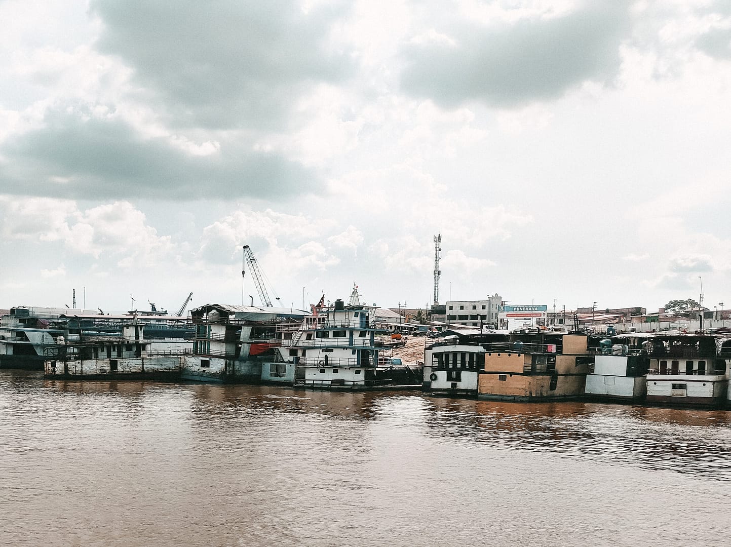 Peru Frachtschiffhafen Iquitos